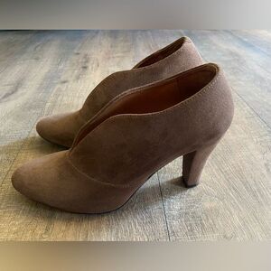 Eric Michael womans size 38/7.5 leather upper brown suede v-cut closed toe heels